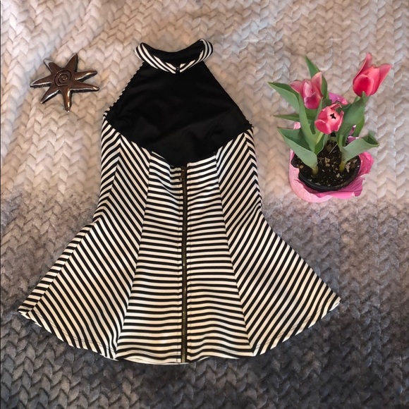 Guess halter style black & white blouse - Picture 2 of 8